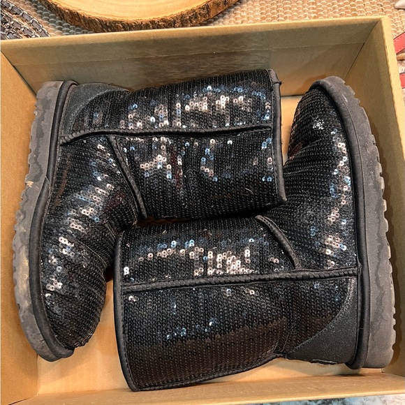 Black glitter Uggs - Picture 1 of 2